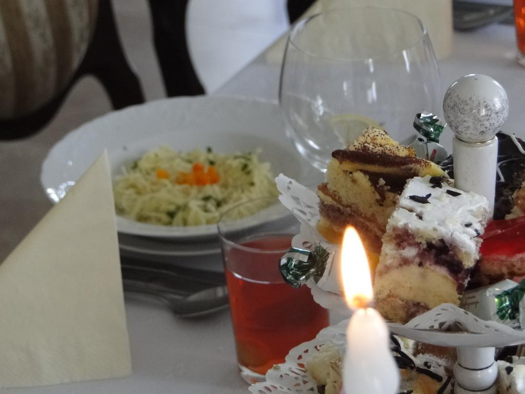 Pokoje Goscinne W Ratuszu Ogrodzieniec Bagian luar foto